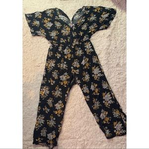 ✨American Eagle Floral Jumpsuit✨